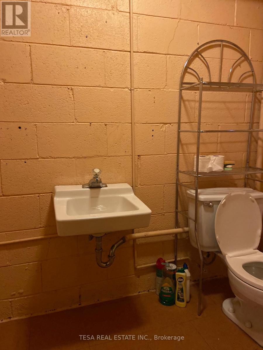 566 Sheppard Avenue W, Toronto, Ontario  M3H 2R9 - Photo 39 - C12324079