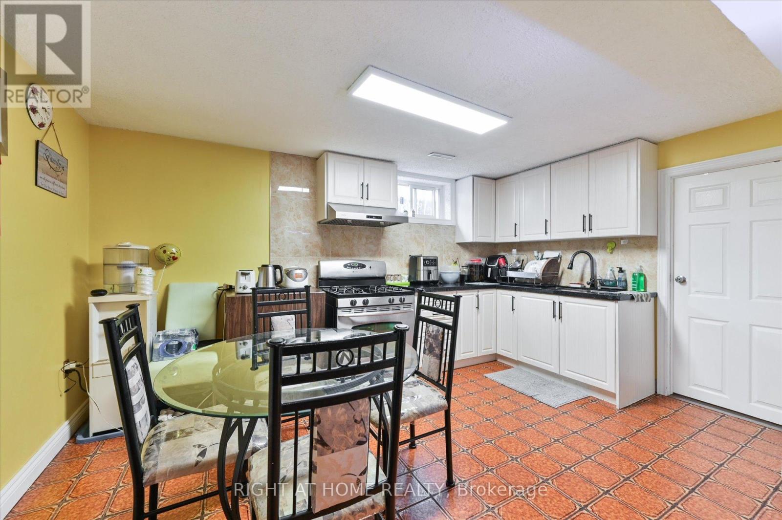 2555 Cynara Road, Mississauga, Ontario  L5B 2R5 - Photo 35 - W12333954