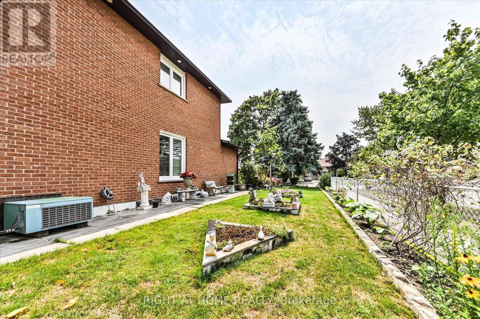 2555 Cynara Road, Mississauga, Ontario  L5B 2R5 - Photo 6 - W12333954