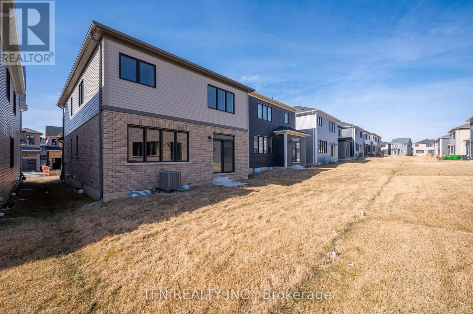 71 Wintergreen Crescent, Haldimand, Ontario  N3W 0H8 - Photo 3 - X12333959