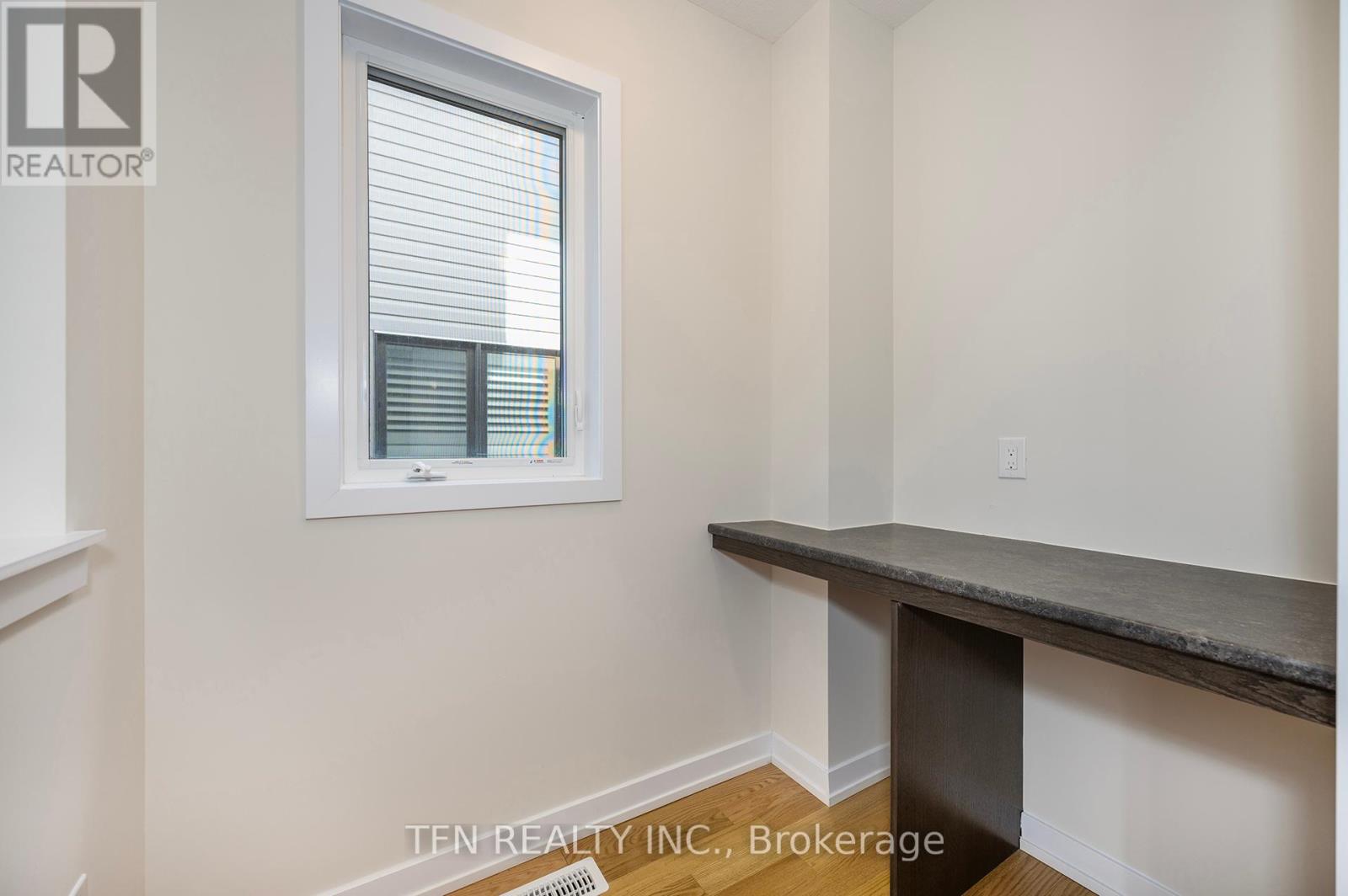 71 Wintergreen Crescent, Haldimand, Ontario  N3W 0H8 - Photo 8 - X12333959