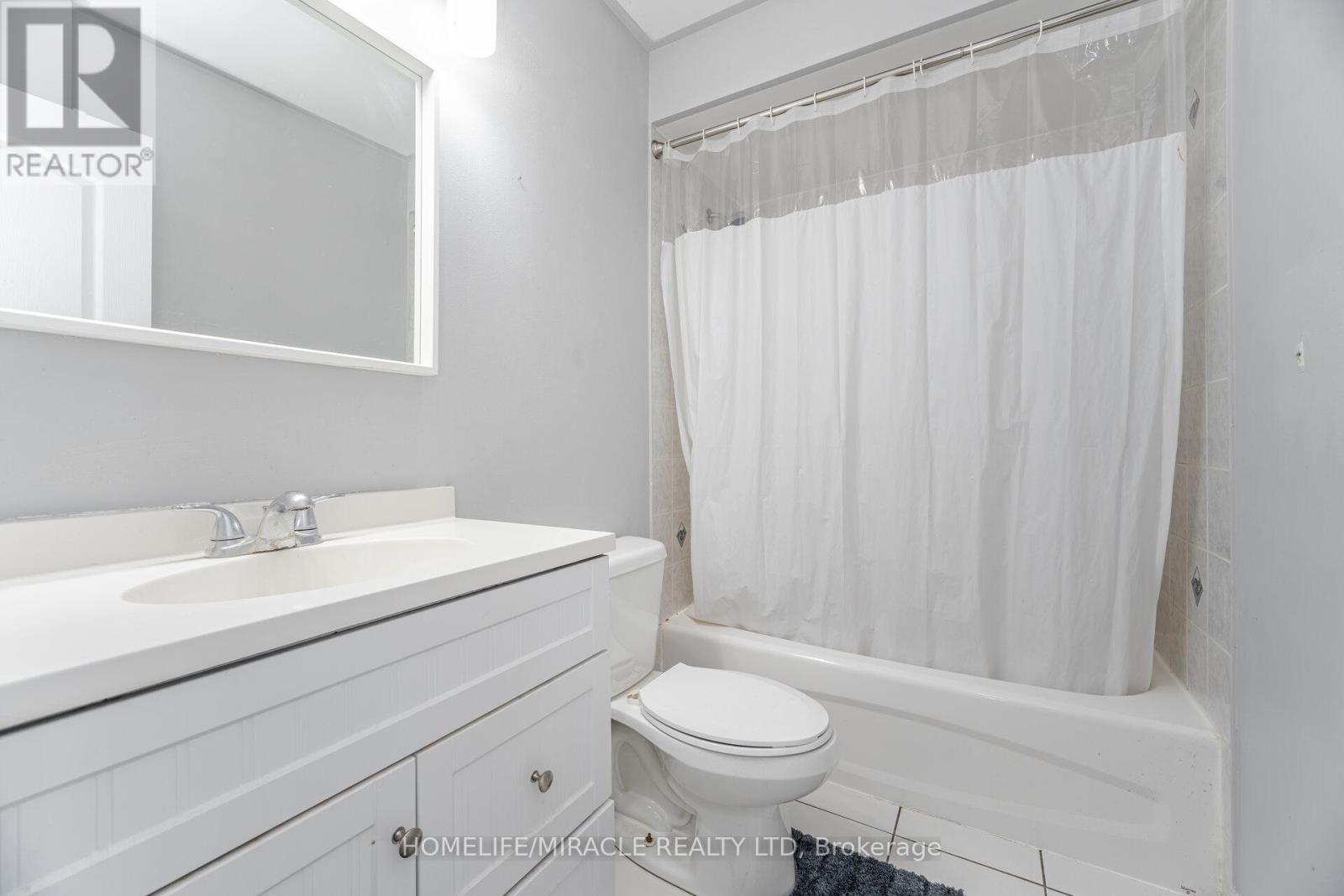 4 Vauxhall Crescent, Brampton, Ontario  L7A 3A3 - Photo 34 - W12334080