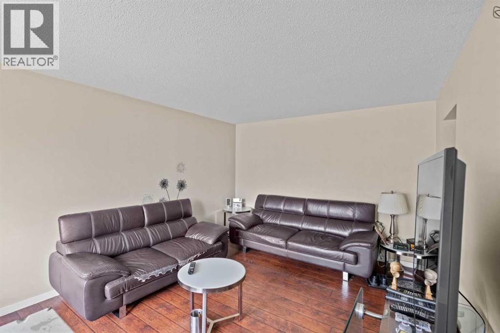 Property at 928 Pensdale Crescent SE image 4