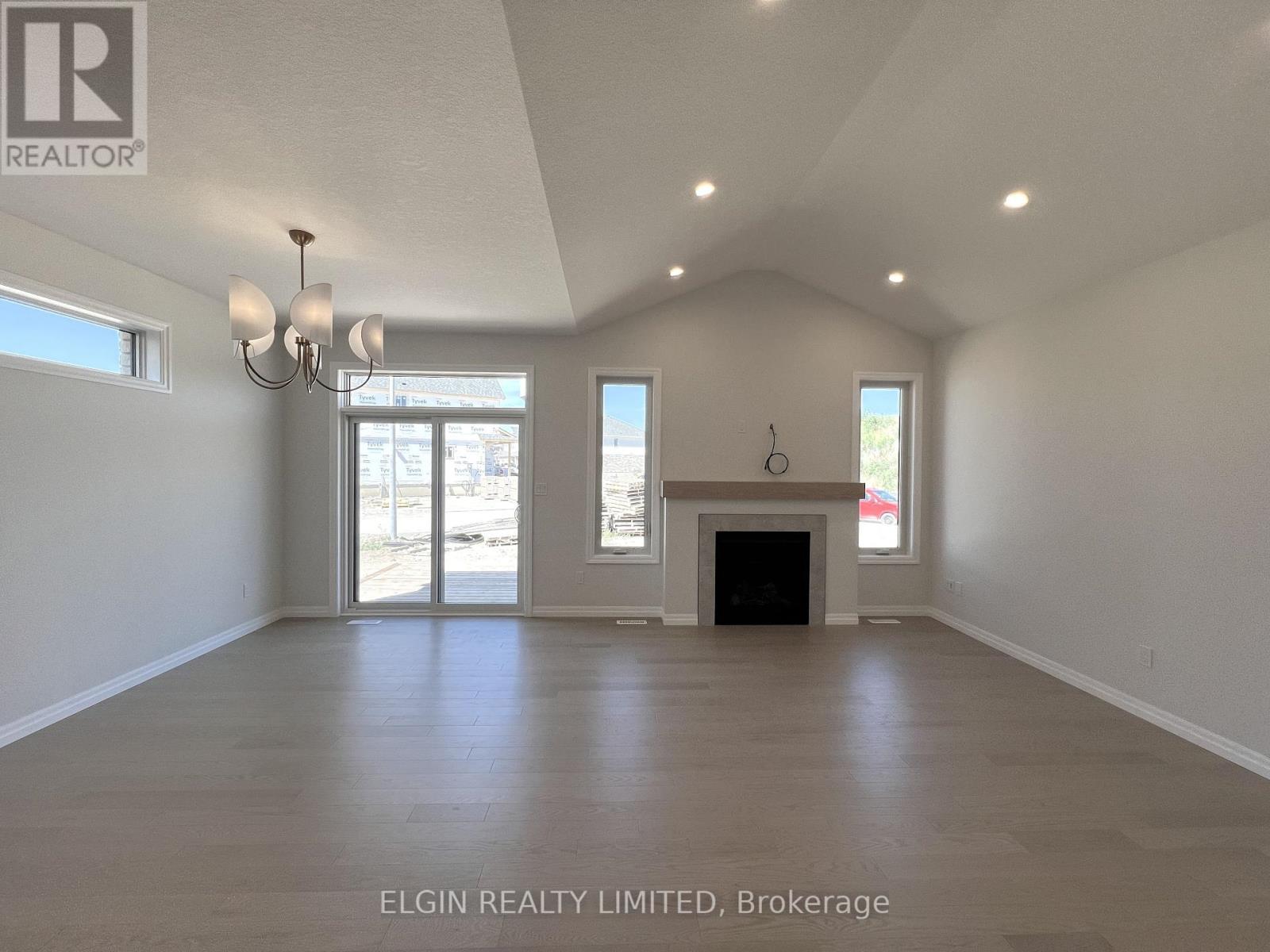 Photo 11 of 27 for 45 Hemlock Crescent