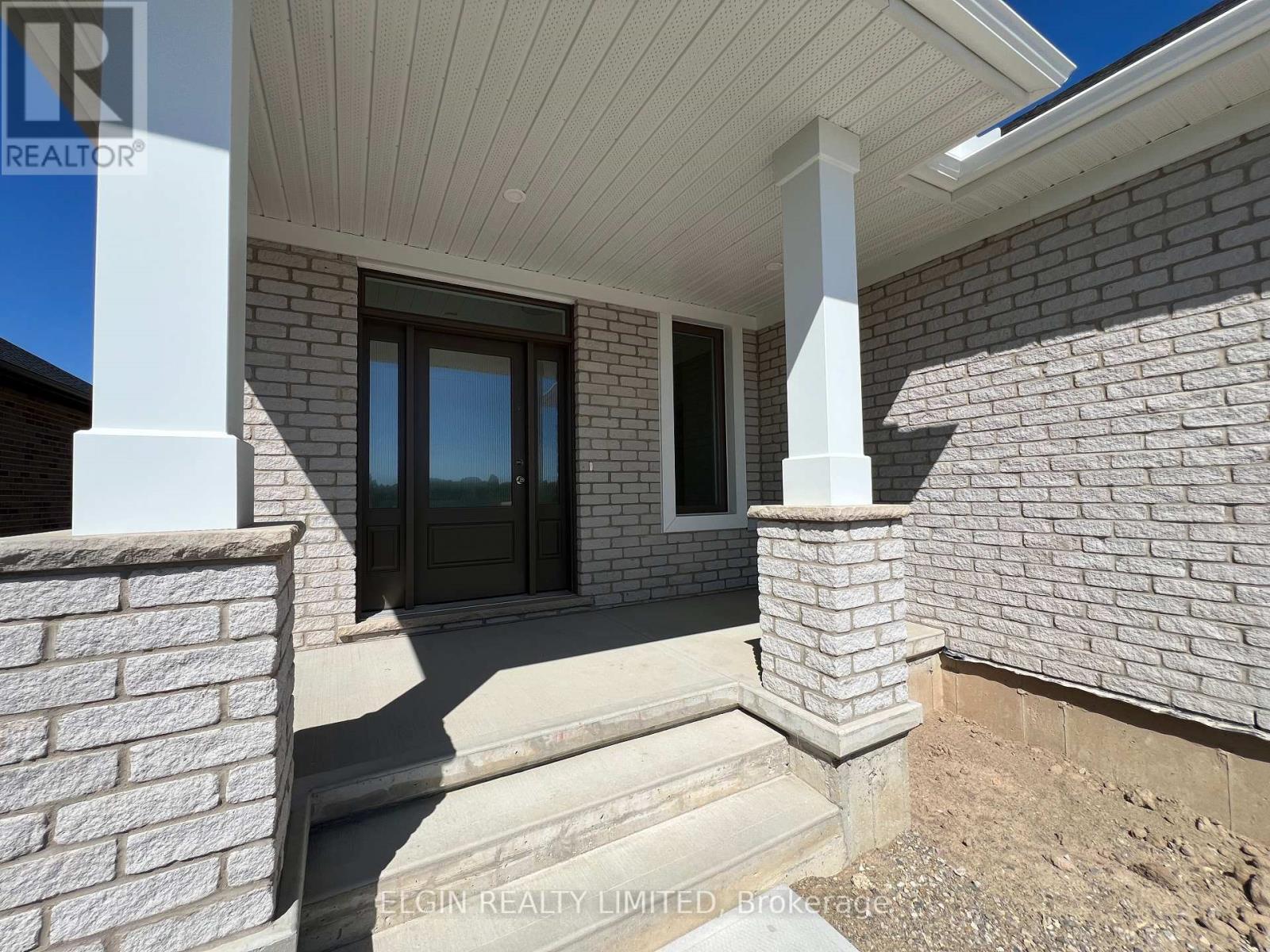 Photo 2 of 27 for 45 Hemlock Crescent