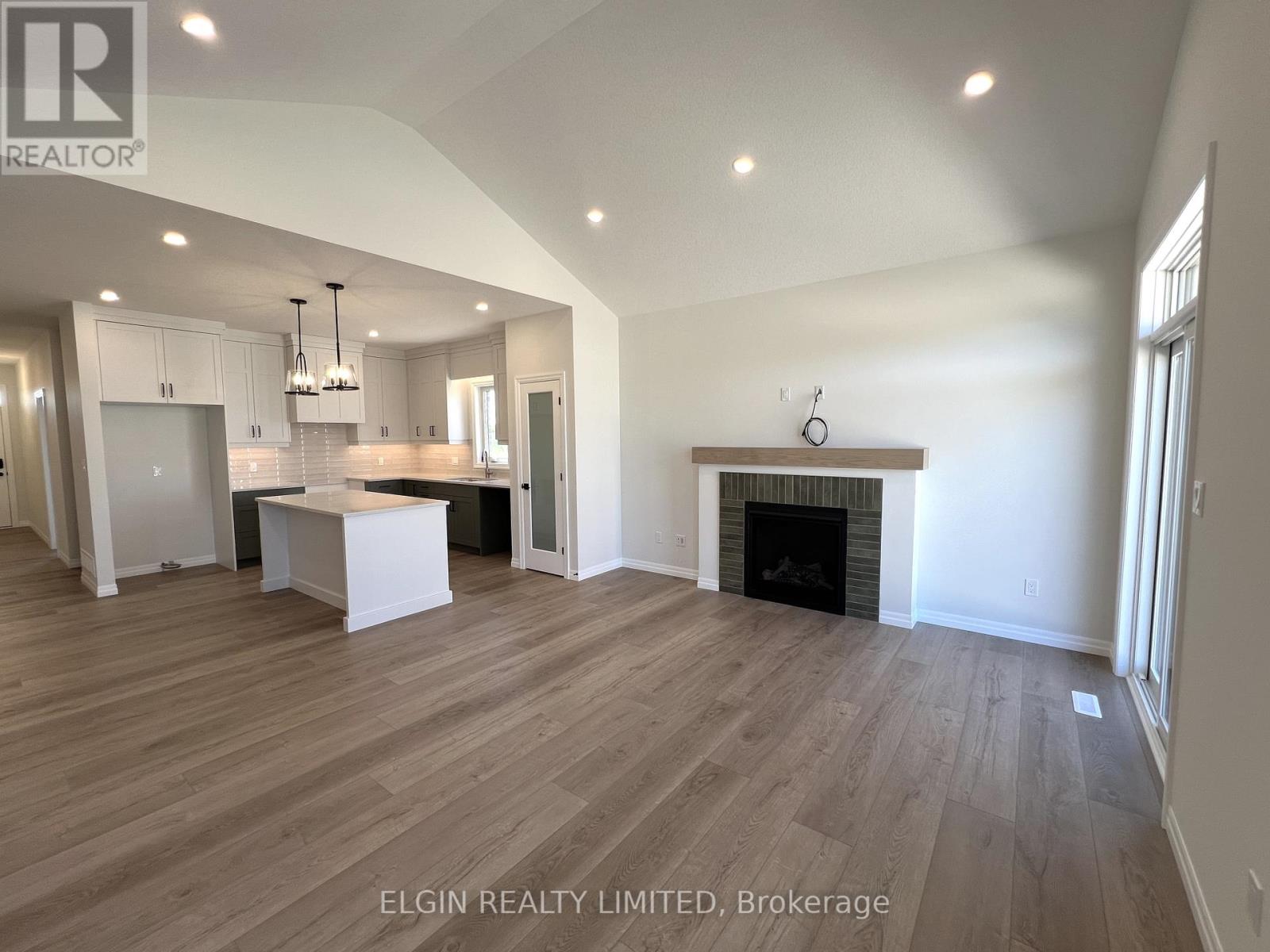 Photo 14 of 26 for 47 Hemlock Crescent