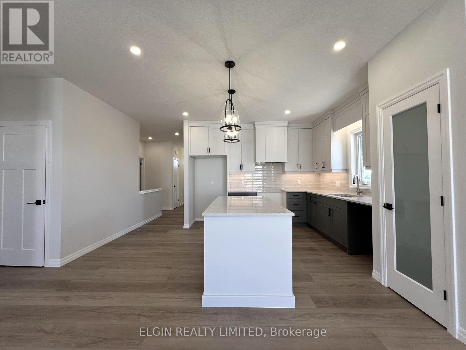 Photo 8 of 26 for 47 Hemlock Crescent