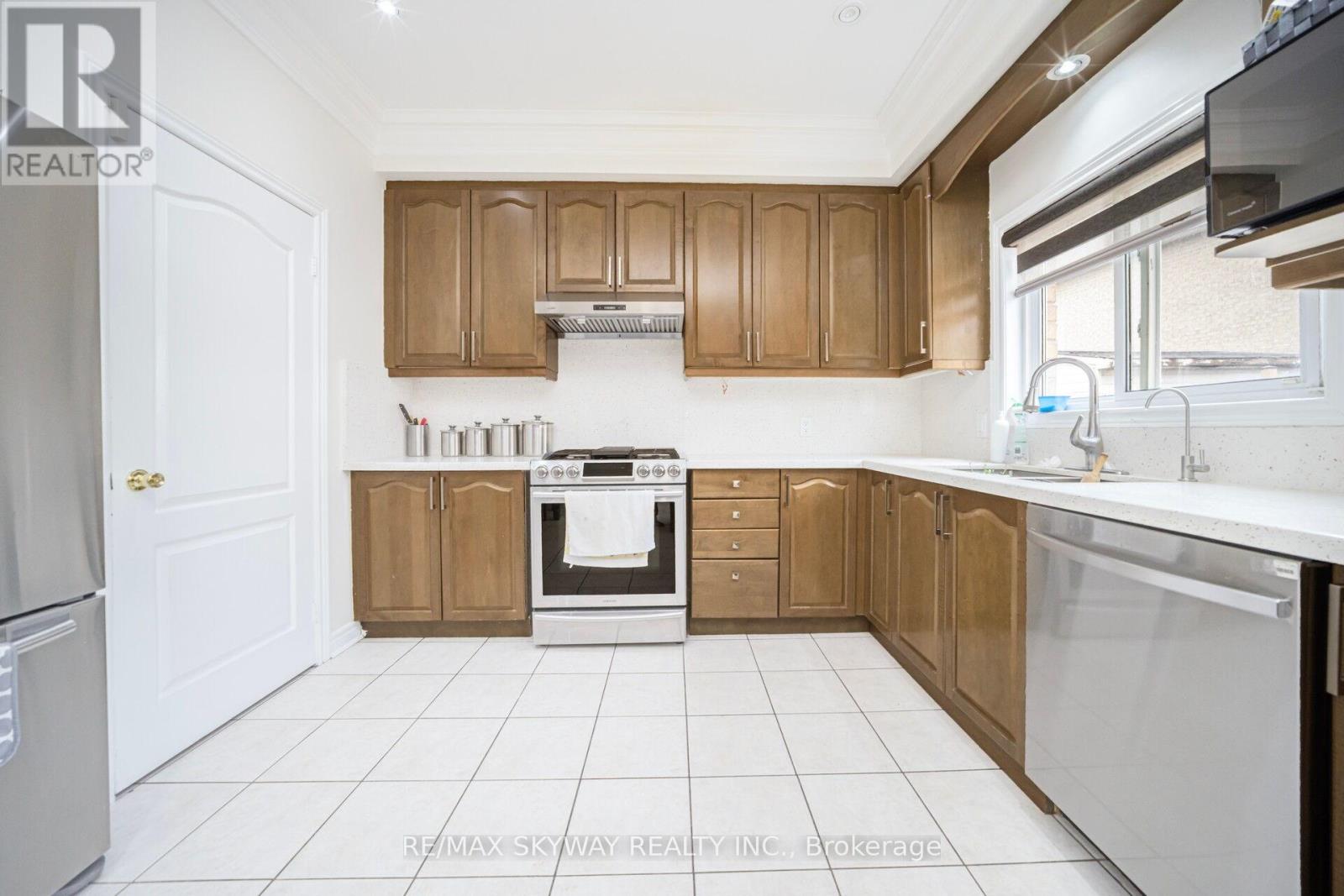 15 Borneo Crescent, Brampton, Ontario  L6R 3C6 - Photo 20 - W12334193