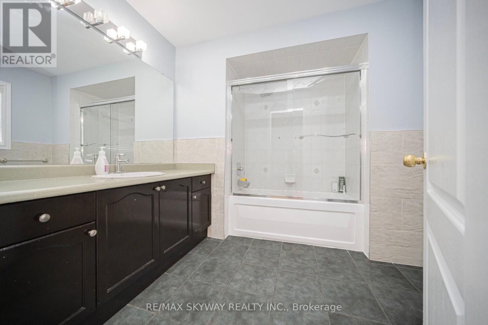 15 Borneo Crescent, Brampton, Ontario  L6R 3C6 - Photo 28 - W12334193