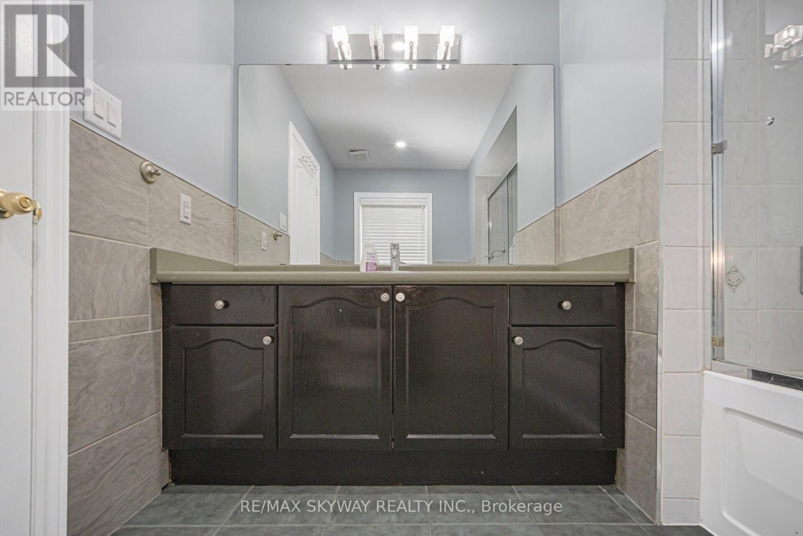 15 Borneo Crescent, Brampton, Ontario  L6R 3C6 - Photo 30 - W12334193