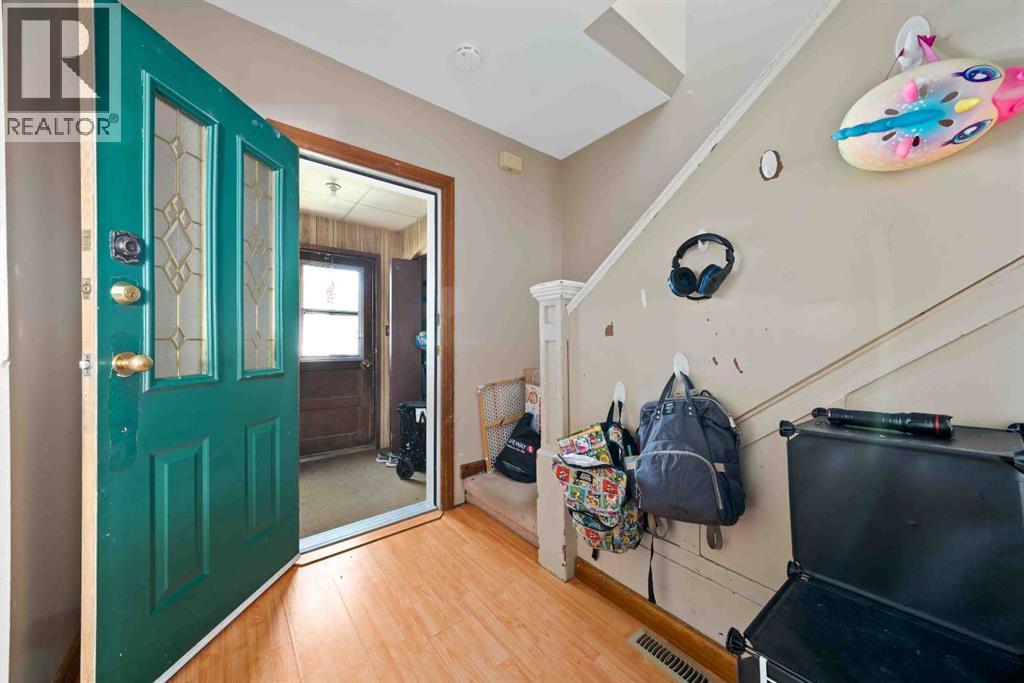 Property at 831A 4 Street SE image 3