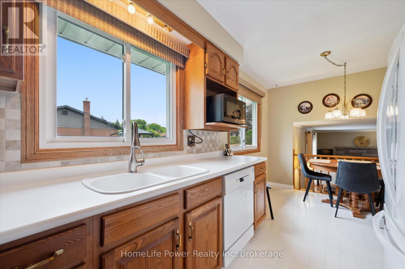 36 Sanderson Drive, Guelph, Ontario  N1H 7B8 - Photo 11 - X12334391