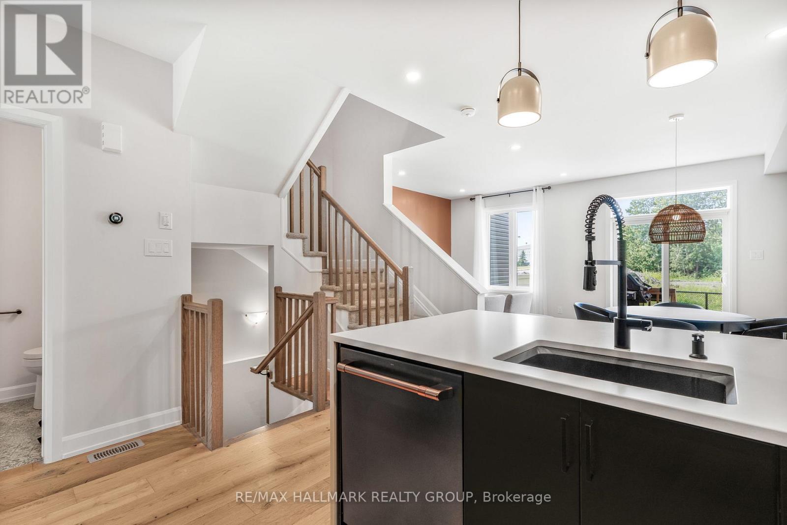 404 Premiere Lane, Clarence-Rockland, Ontario  K4K 0M7 - Photo 10 - X12334415