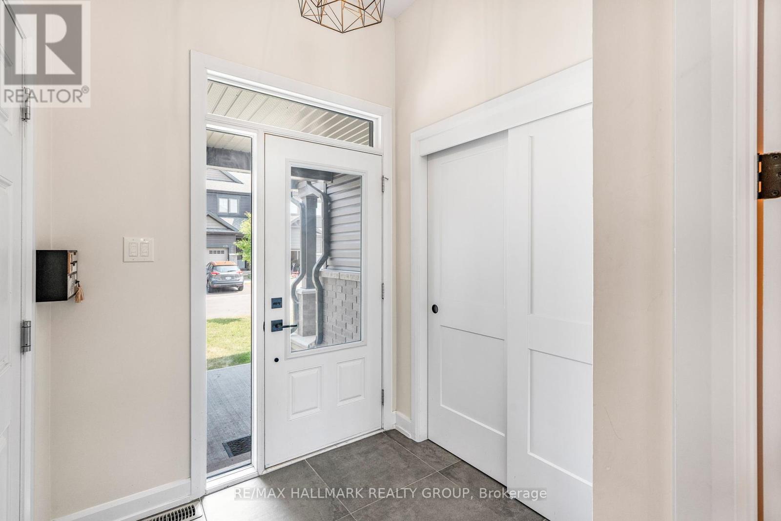 404 Premiere Lane, Clarence-Rockland, Ontario  K4K 0M7 - Photo 5 - X12334415