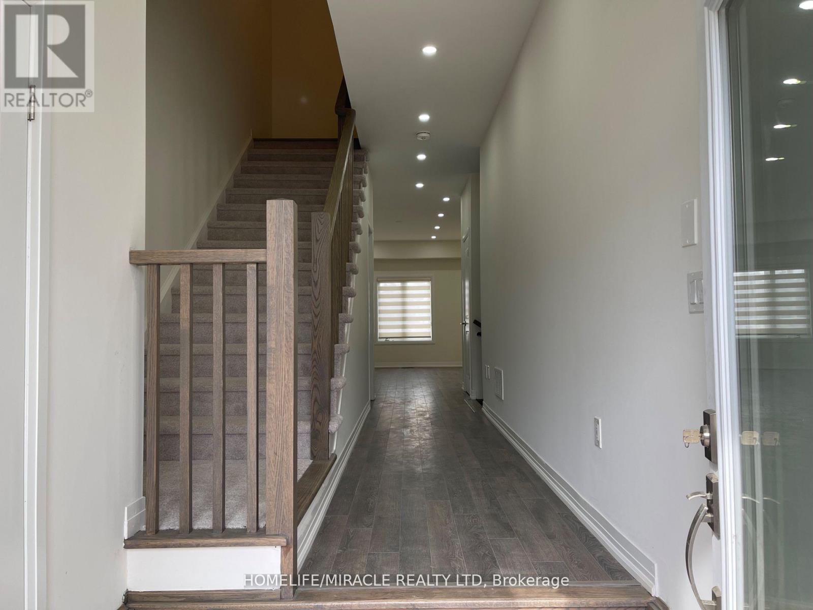 Property at 27 GEORGE BRIAR DRIVE W image 2