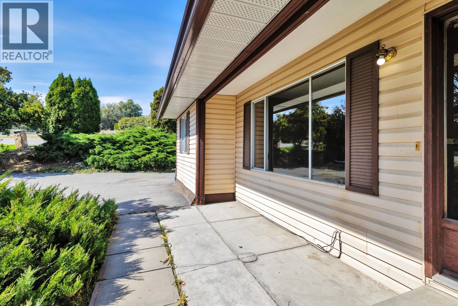 Property at 2758 Lower Glenrosa Road image 4