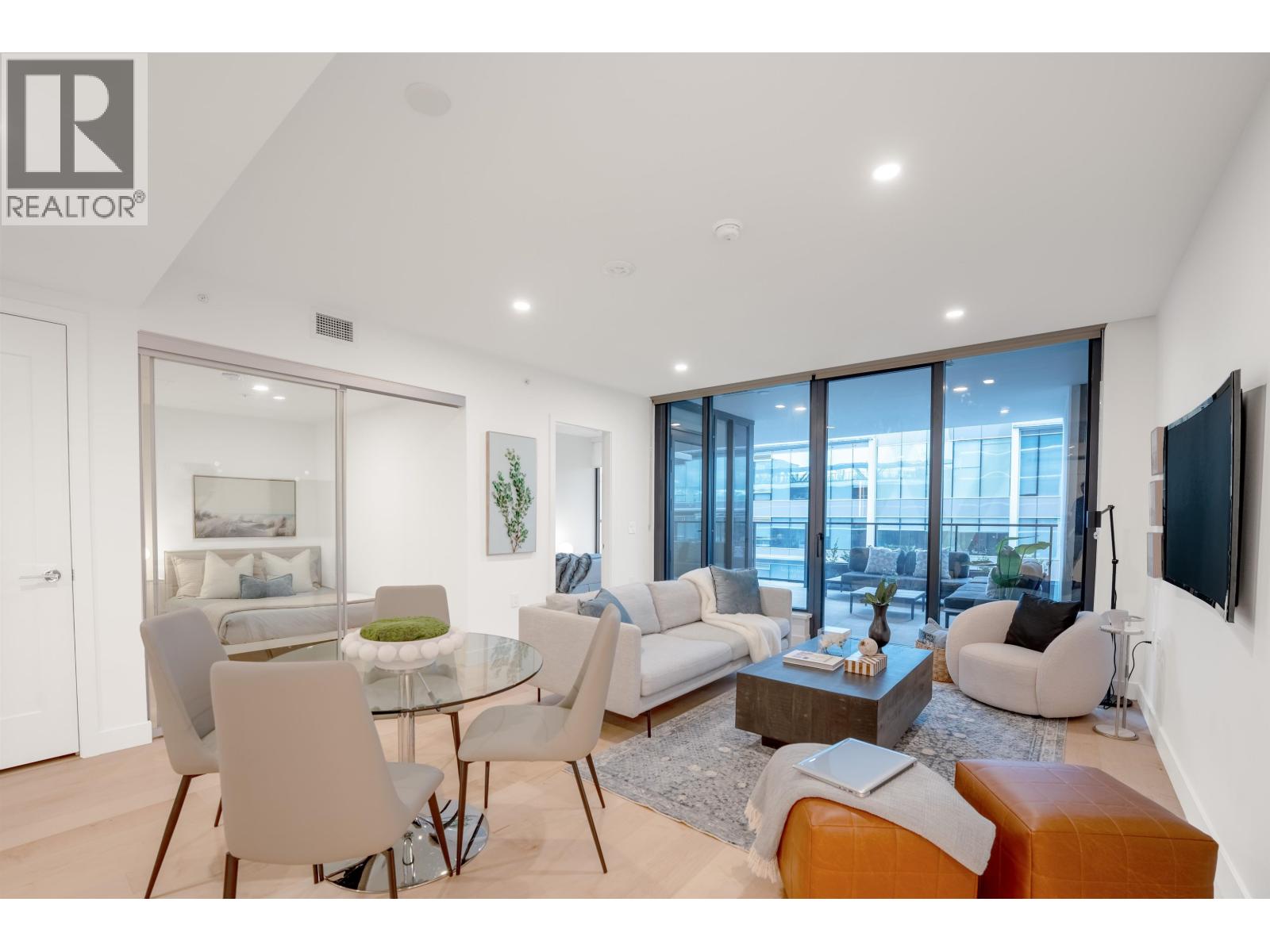 515 135 E 13TH STREET, North Vancouver, British Columbia