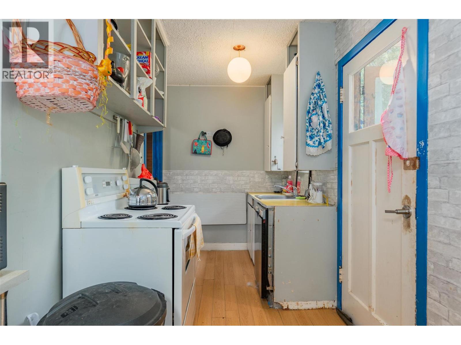 Property at 2150 Thompson Avenue image 5