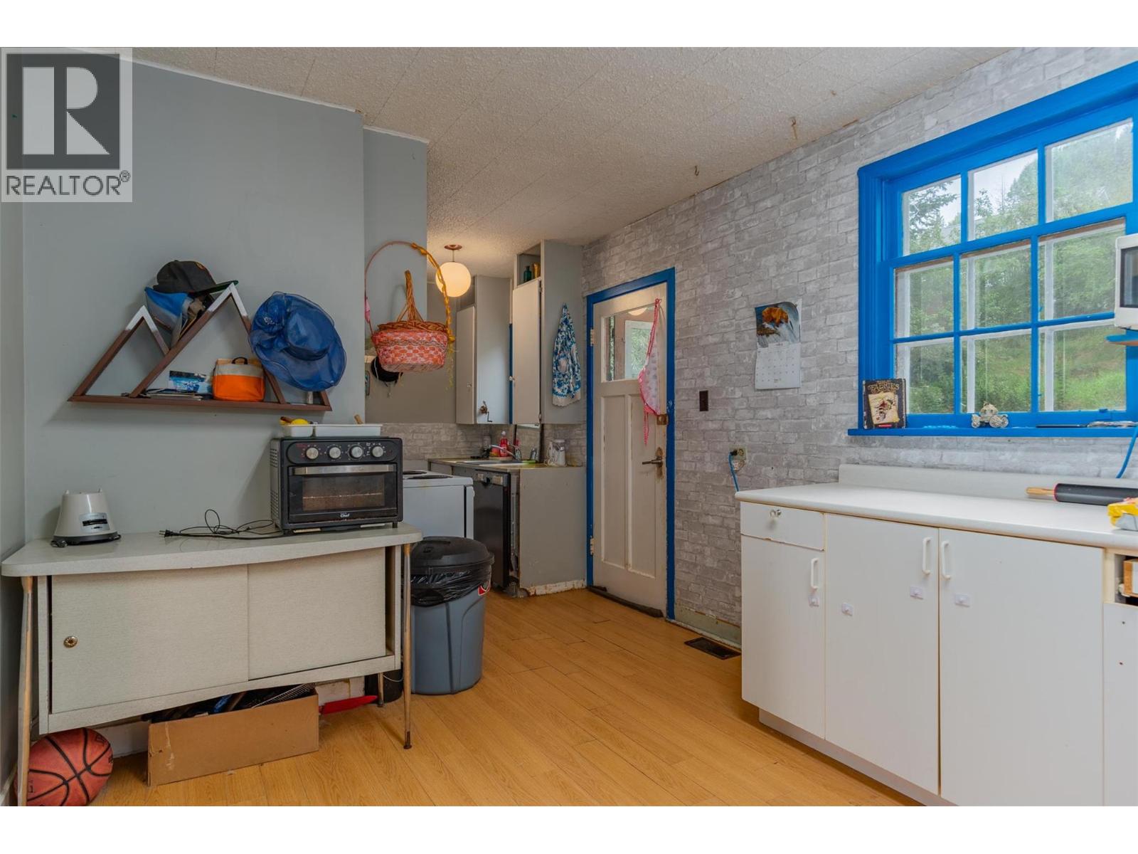Property at 2150 Thompson Avenue image 3