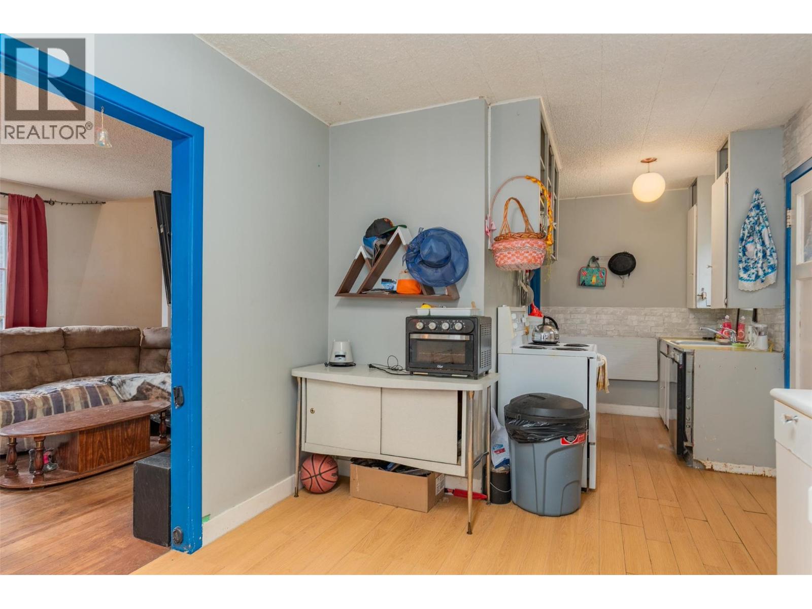 Property at 2150 Thompson Avenue image 4