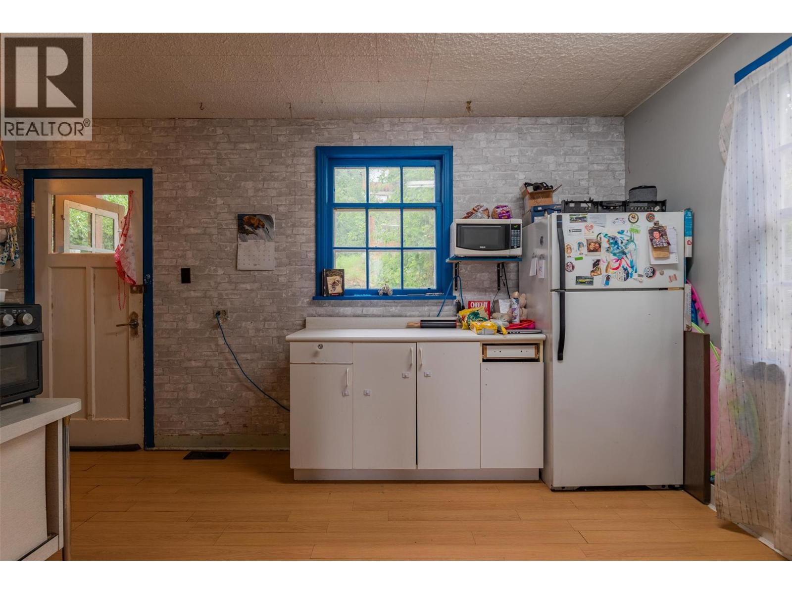Property at 2150 Thompson Avenue image 2