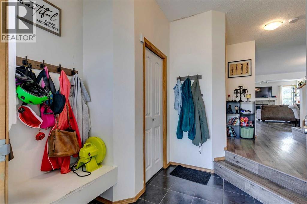 Property at 190 Everoak Gardens SW image 3