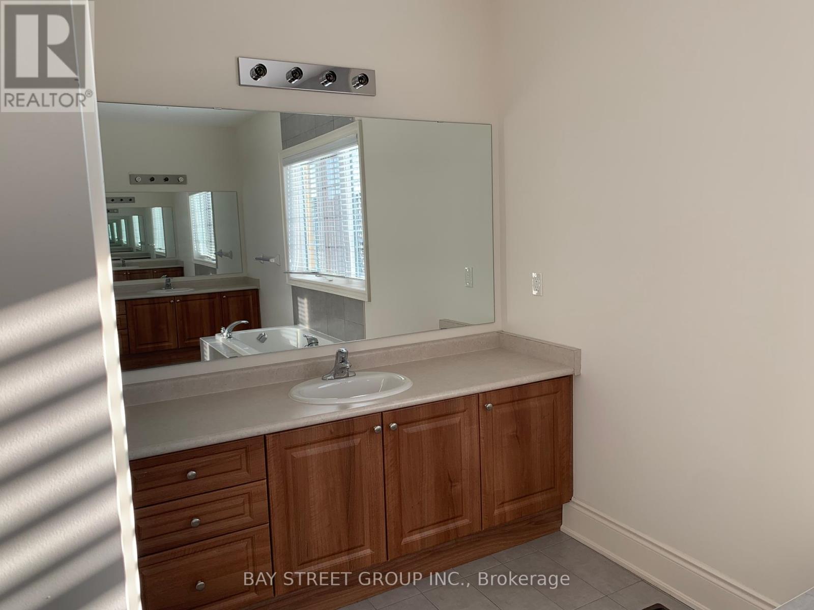 3127 Streamwood Pass, Oakville, Ontario  L6H 0T2 - Photo 25 - W12334650