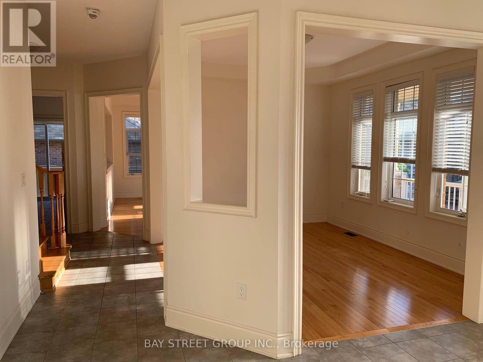 3127 Streamwood Pass, Oakville, Ontario  L6H 0T2 - Photo 6 - W12334650