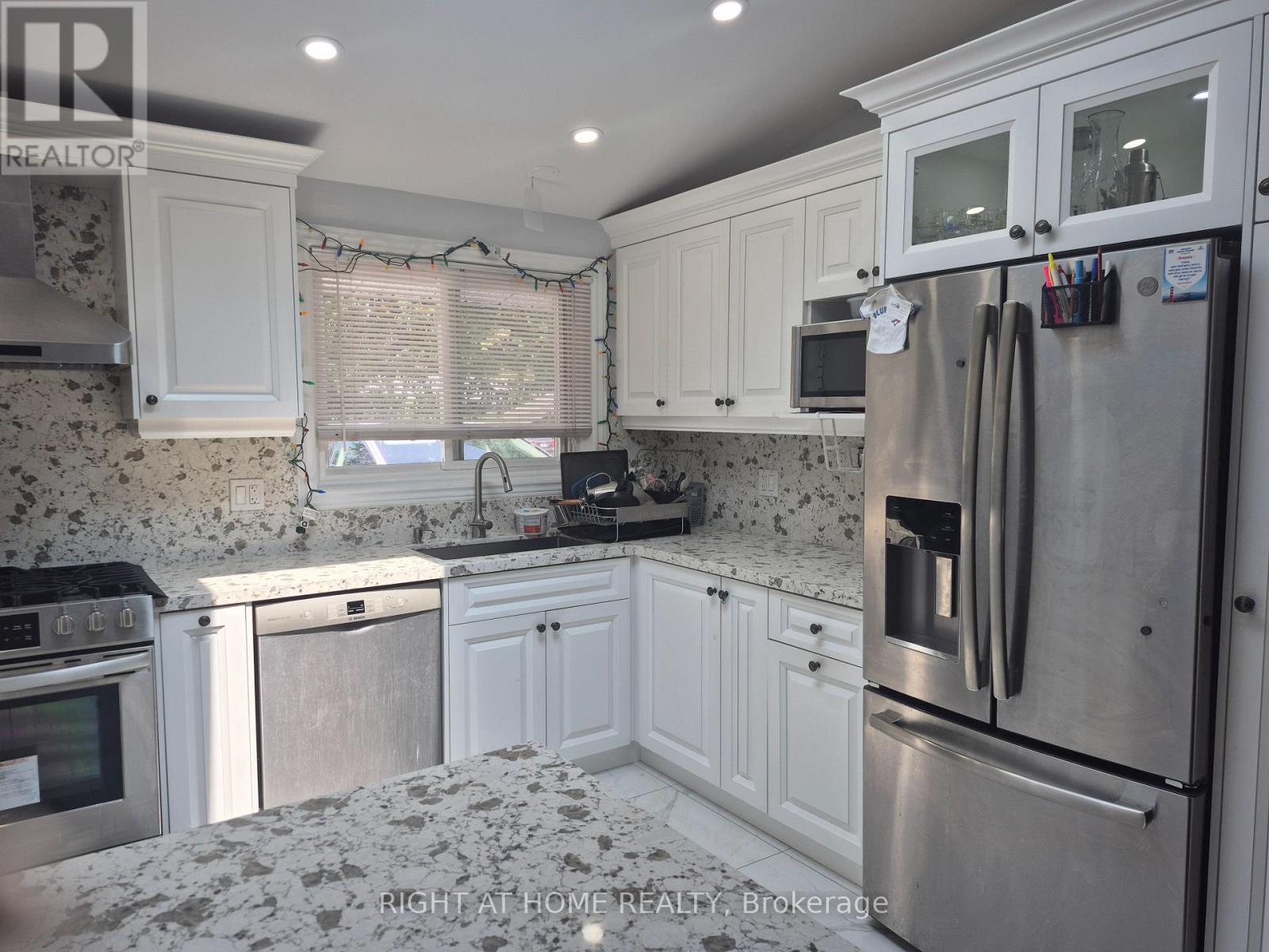 Property at 11 LESTERWOOD CRESCENT image 4