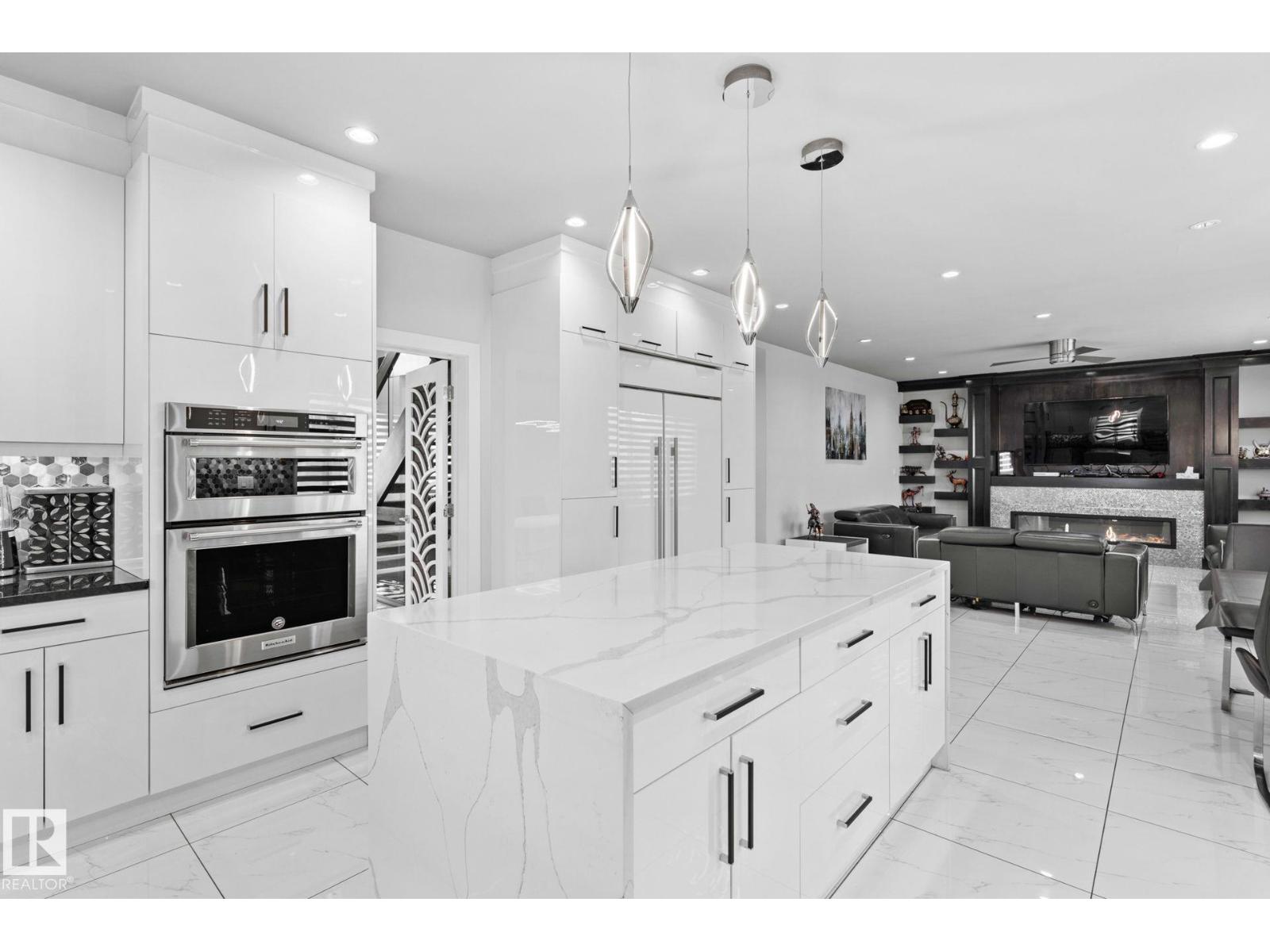 Property at 916 166 AV NE image 2