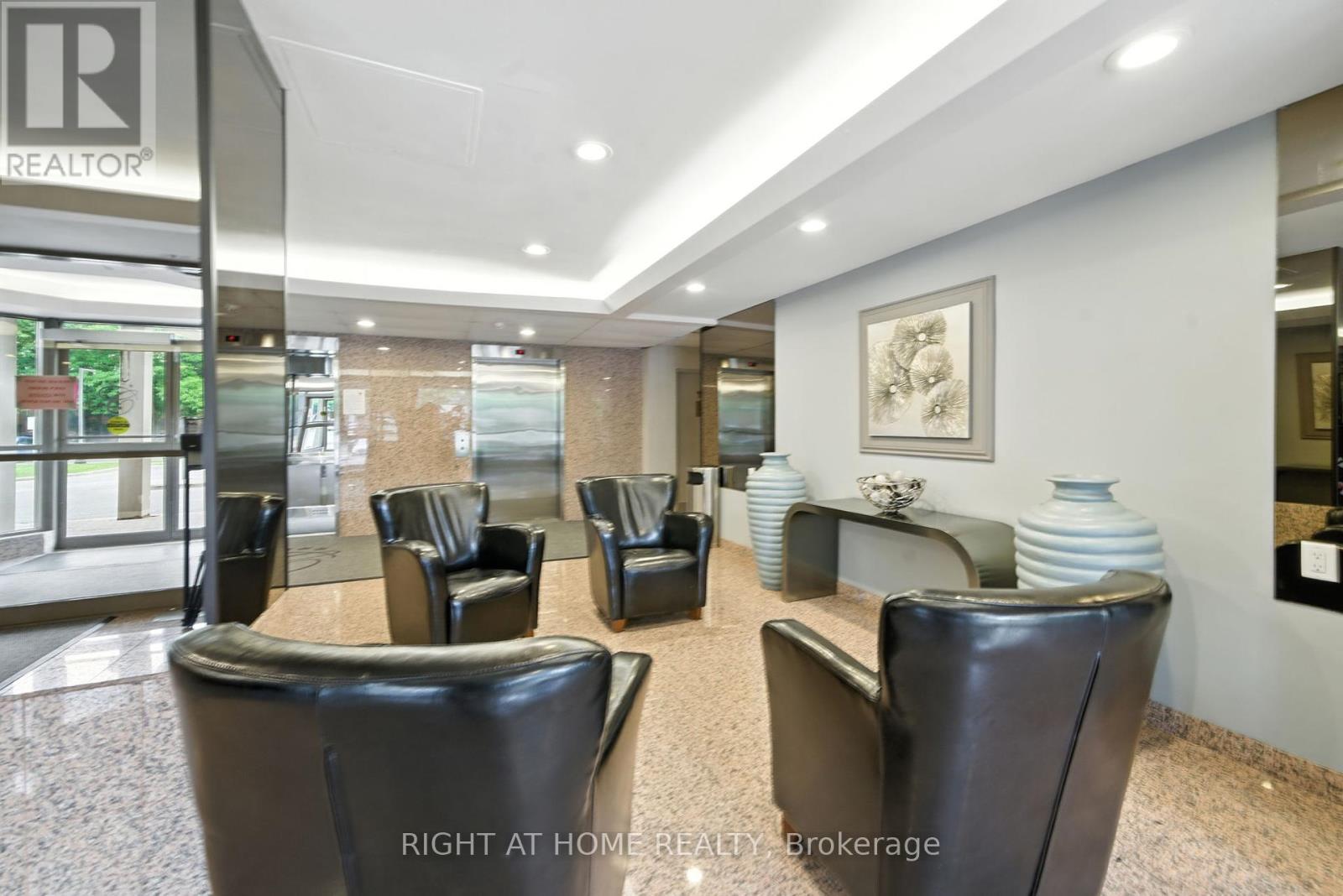 510 - 700 Constellation Drive, Mississauga, Ontario  L5R 3G8 - Photo 5 - W12334802