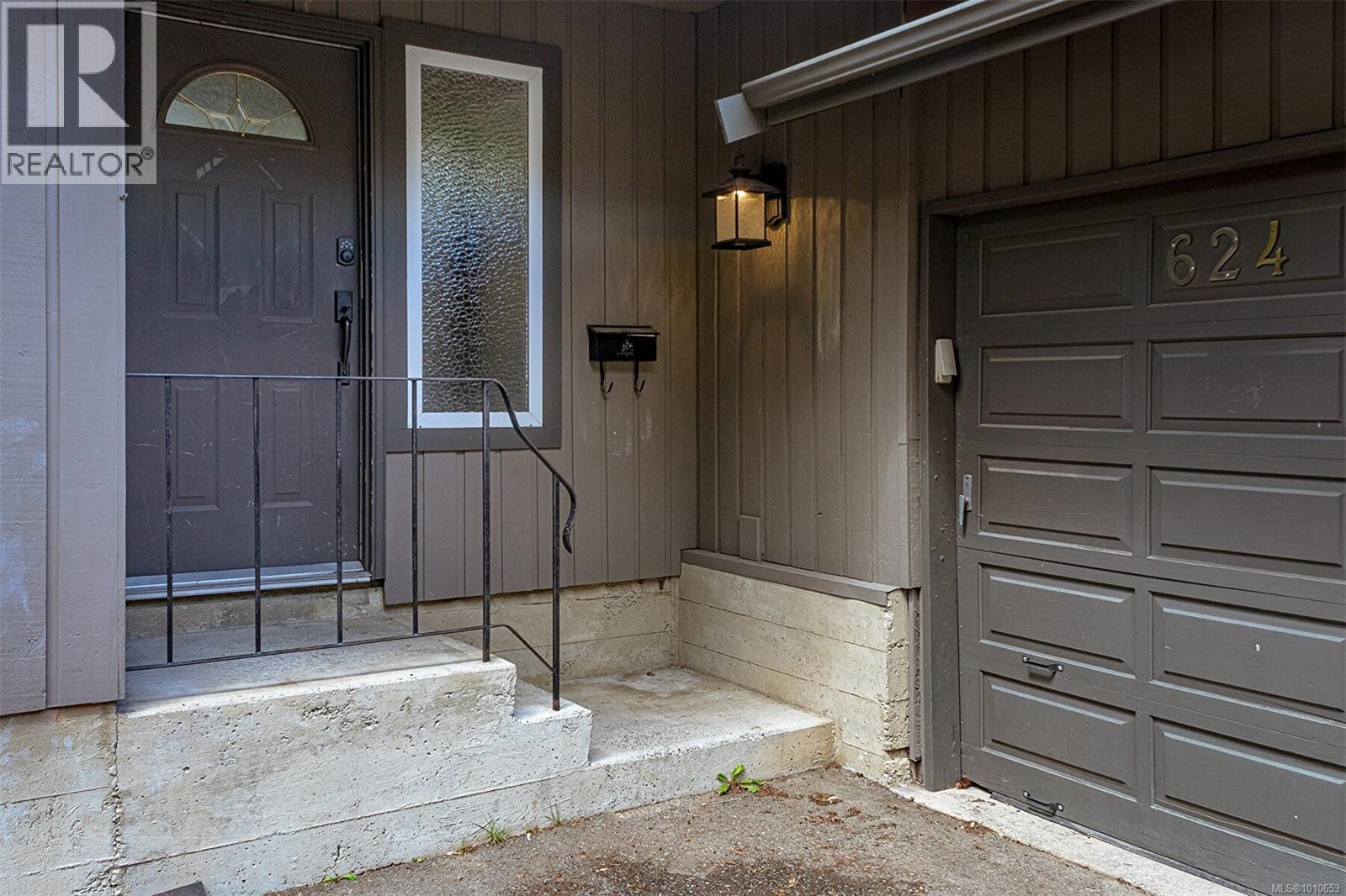 Property at 624 Treanor Ave image 3