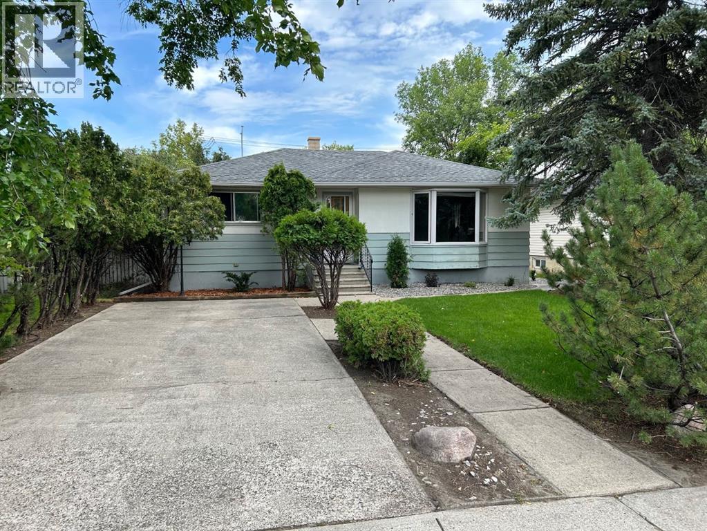Property at 208 23 Street S image 1