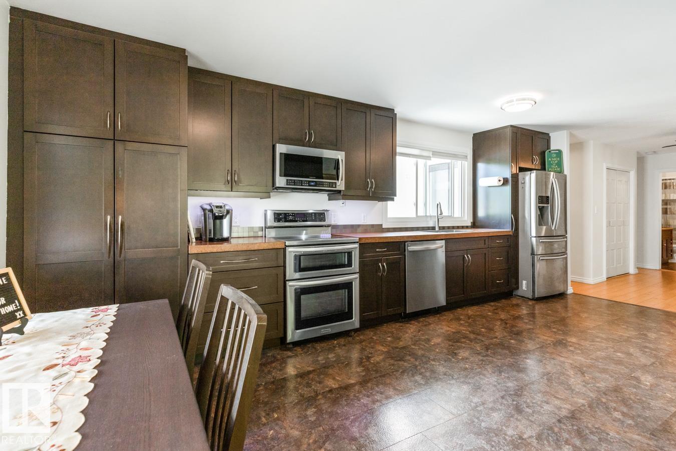 Property at 40 AUSTIN CR image 4