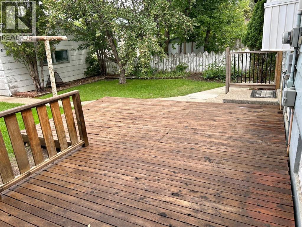 Property at 208 23 Street S image 4