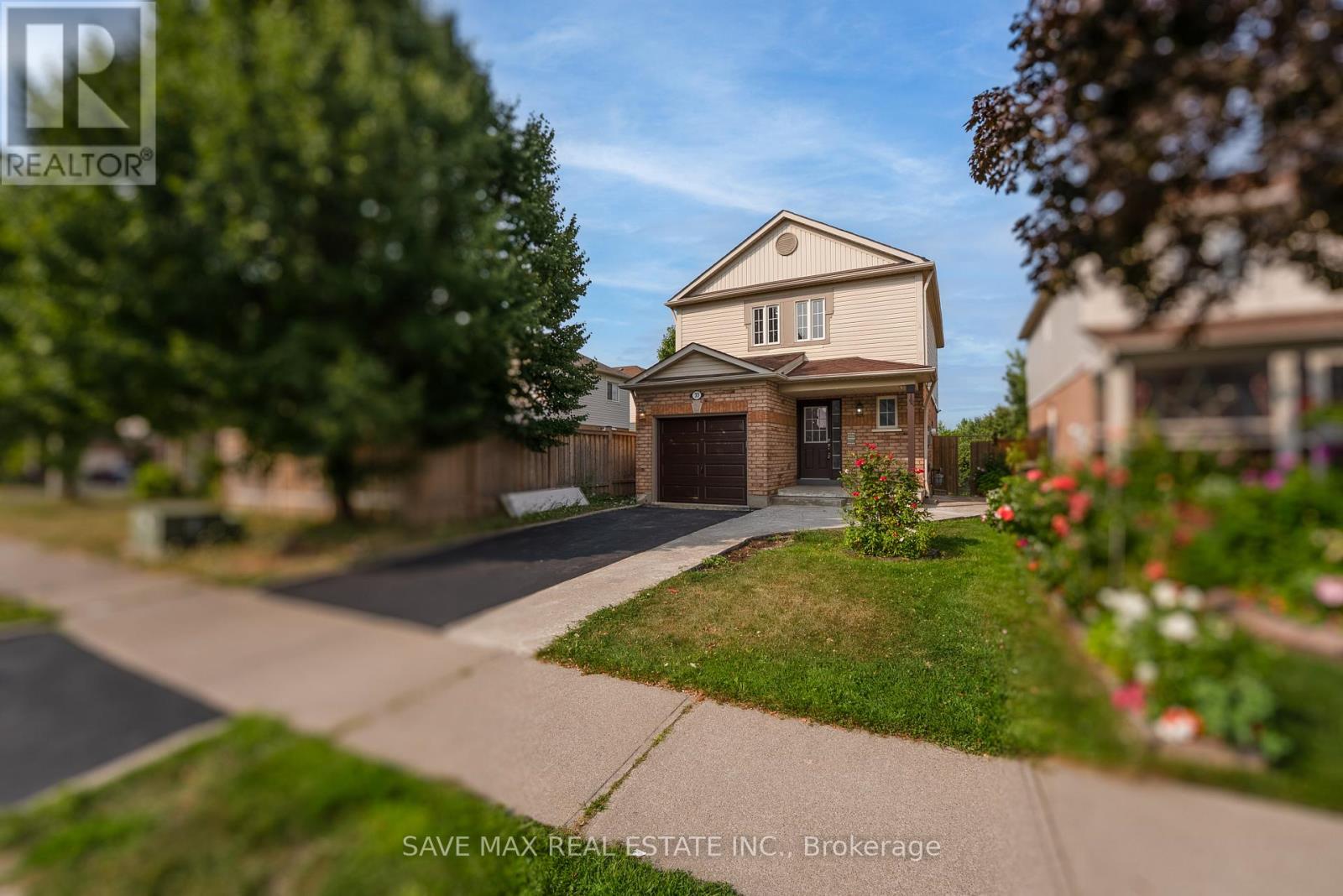 Property at 33 HEATHWOOD DRIVE image 2
