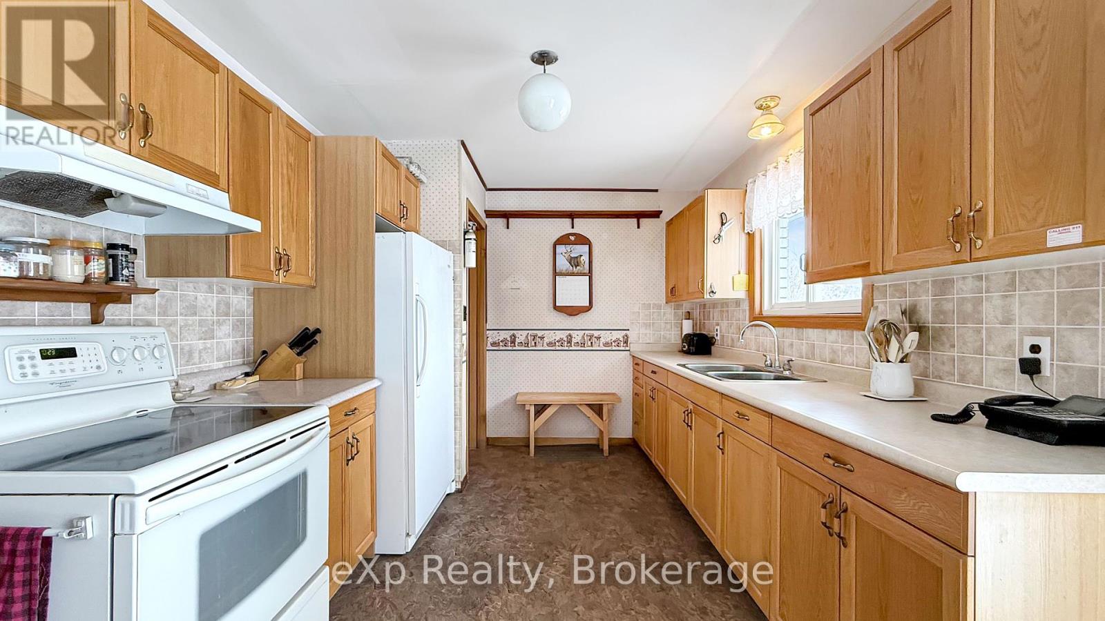 815 Albert Street E, West Grey, Ontario  N0G 1C0 - Photo 6 - X12048412