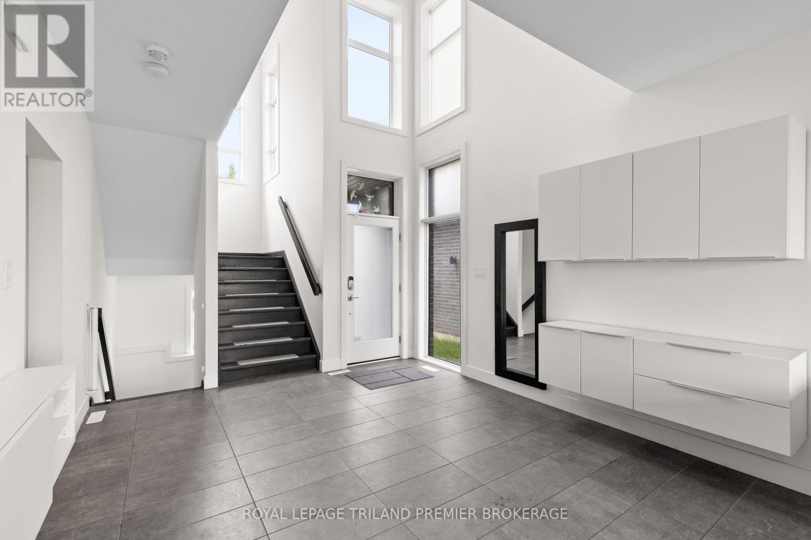 2054 Wateroak Drive, London North, Ontario  N6G 5B4 - Photo 3 - X12335019