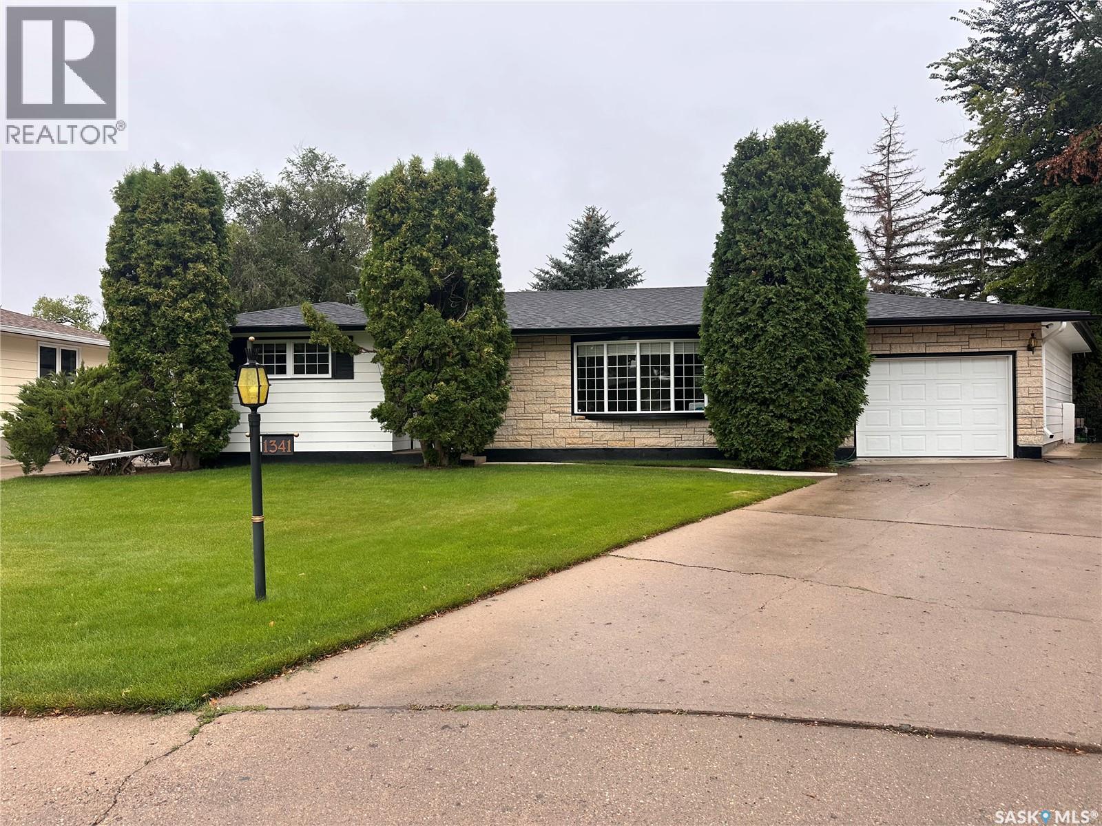 Property at 1341 King CRESCENT image 1