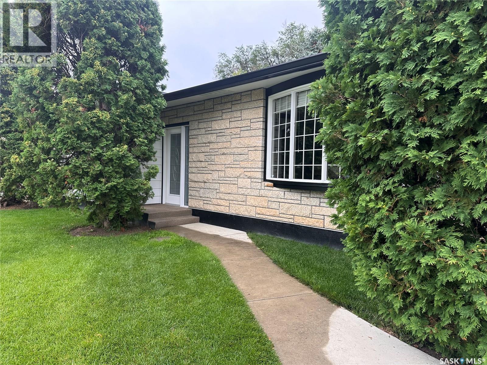 Property at 1341 King CRESCENT image 2