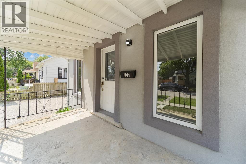 239 Proctor Street, Sarnia, Ontario  N7T 3G8 - Photo 2 - 25020203