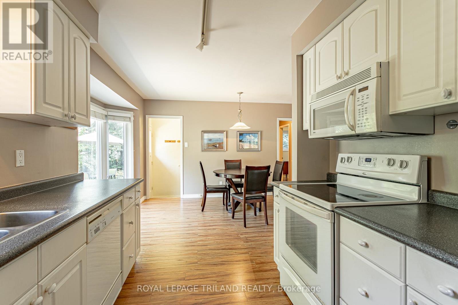 32 Maxwell Crescent, London North, Ontario  N5X 1Z1 - Photo 5 - X12335226