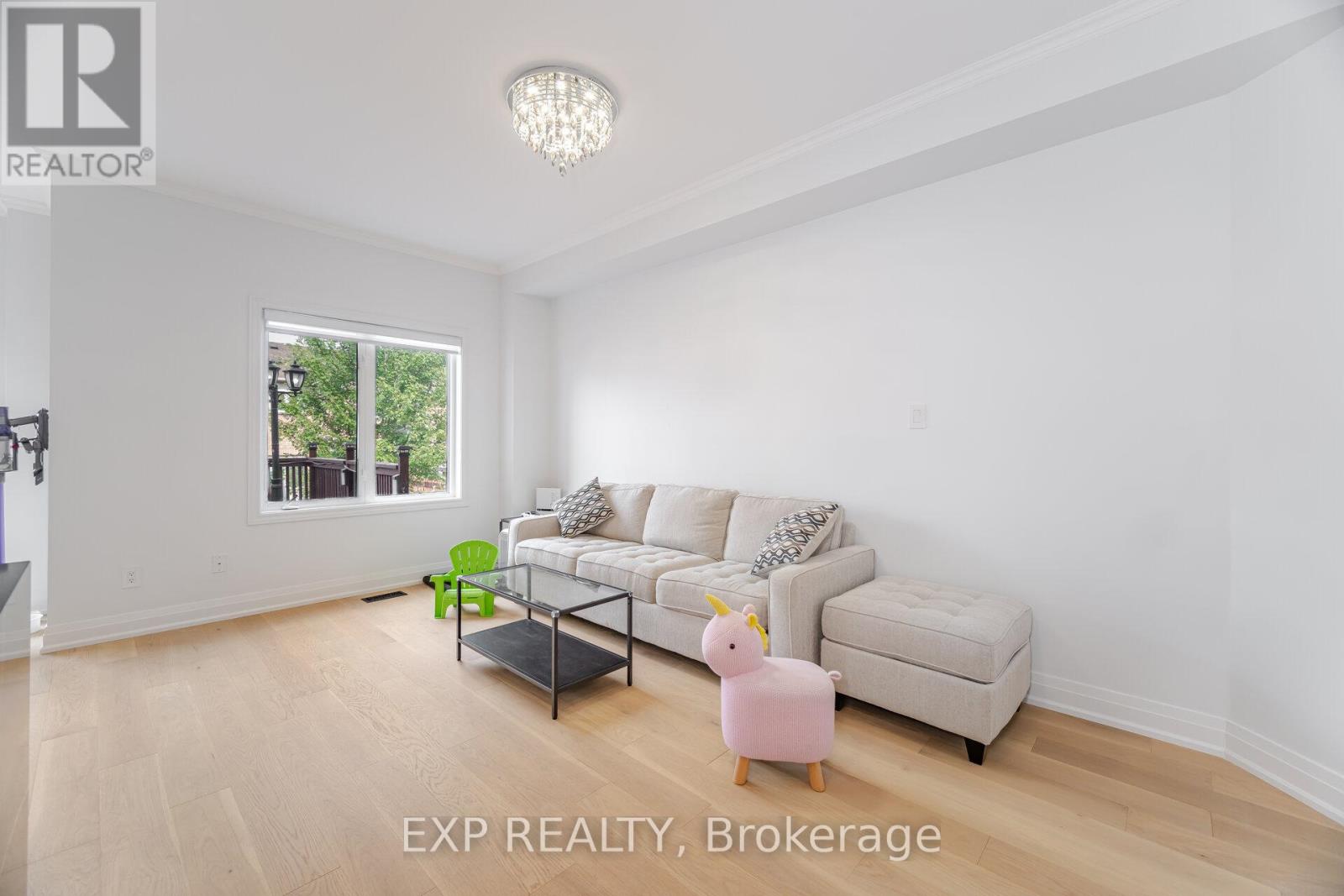 32 Arco Circle, Vaughan (Maple), Ontario L6A 3Z7 - Photo 9 - N12335235