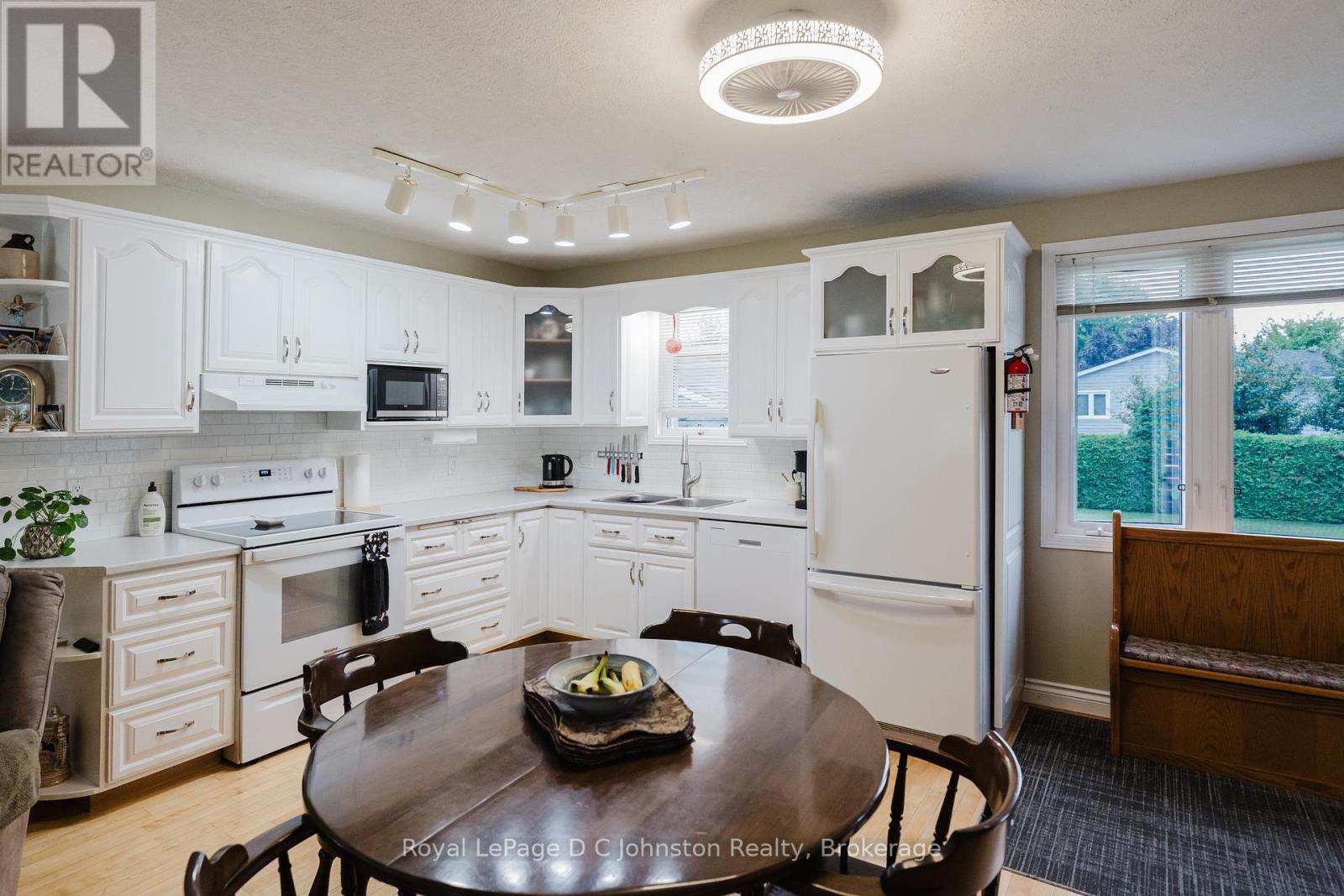 477 Wales Drive, Saugeen Shores, Ontario  N0H 2C1 - Photo 6 - X12335250