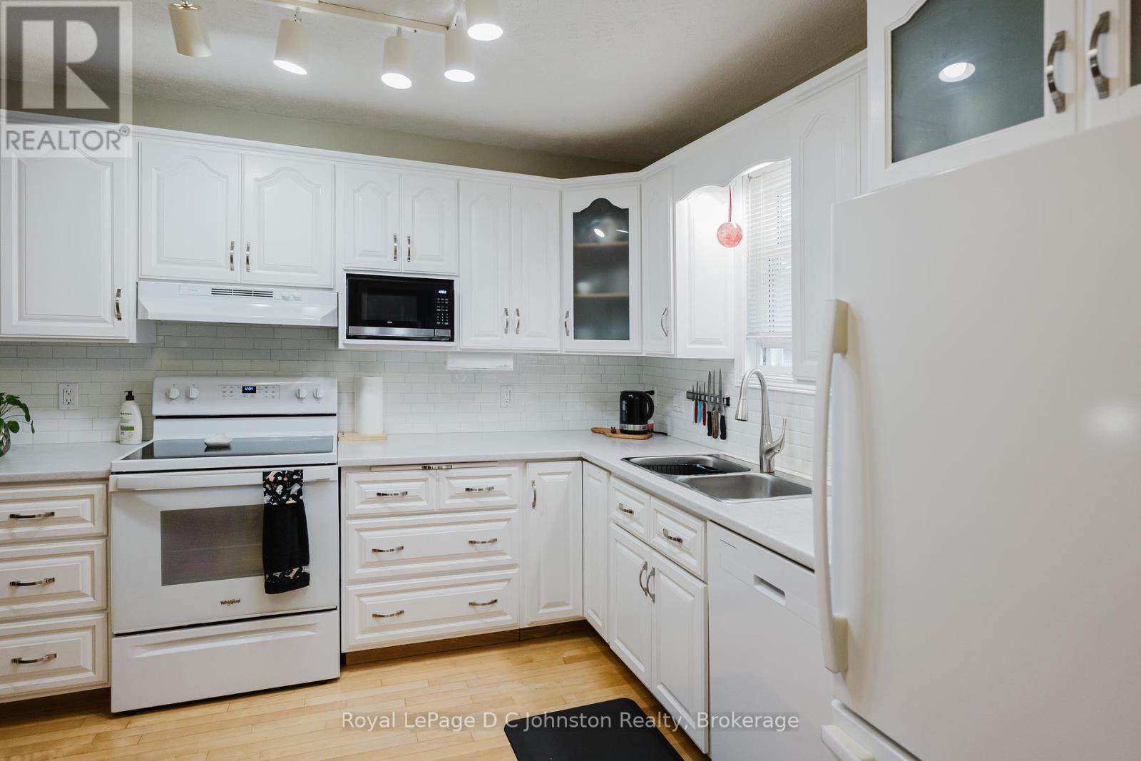 477 Wales Drive, Saugeen Shores, Ontario  N0H 2C1 - Photo 7 - X12335250