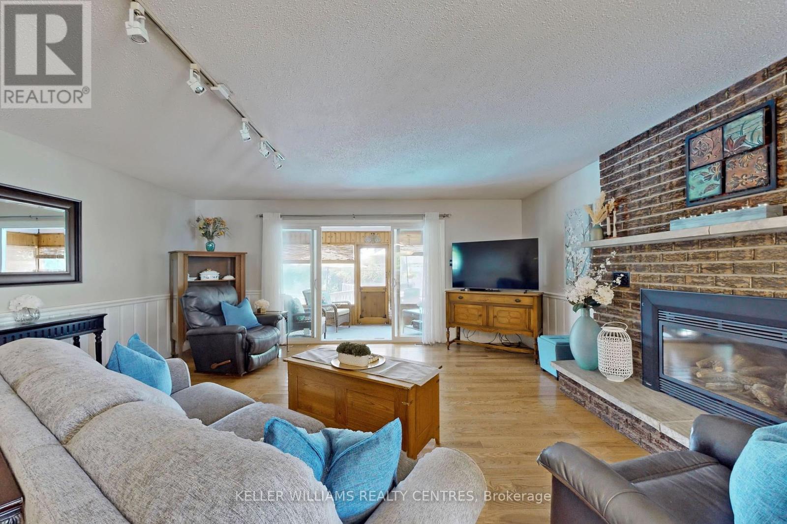 121 Queen Street, Kawartha Lakes, Ontario  K0M 1N0 - Photo 12 - X12316760