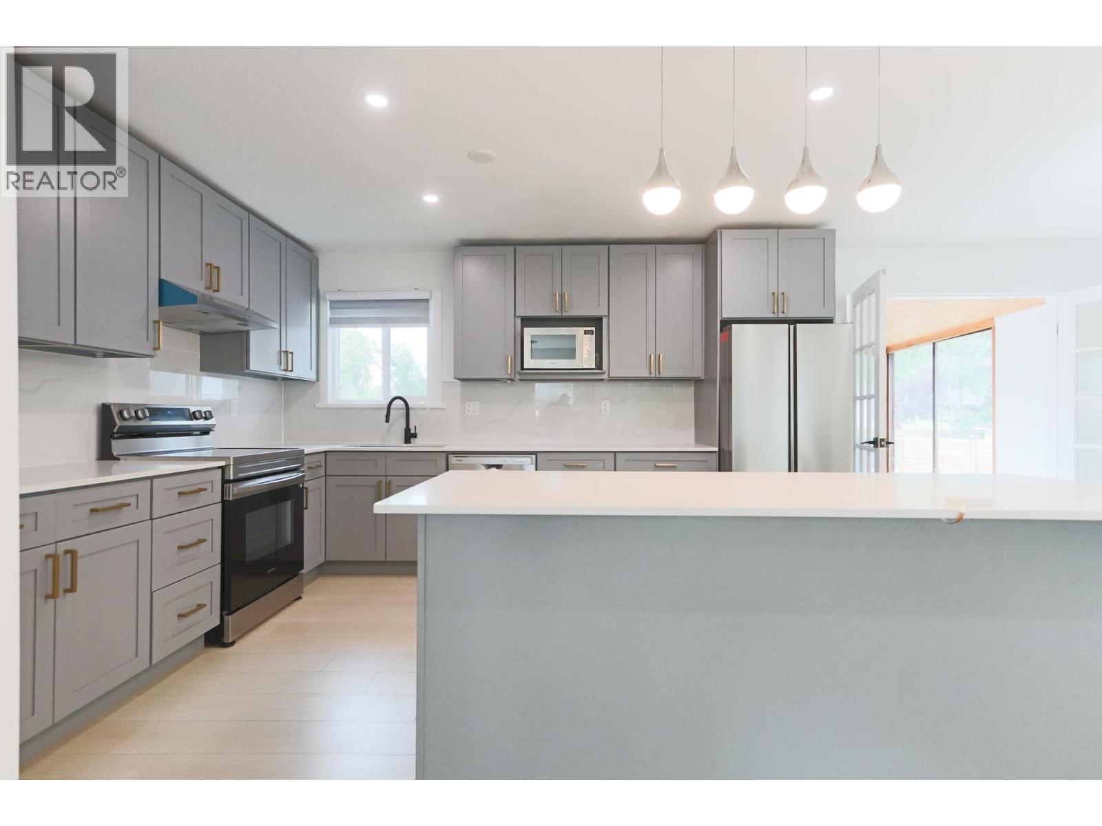 12135 229 Street, Maple Ridge, British Columbia  V2X 7M9 - Photo 2 - R3035464