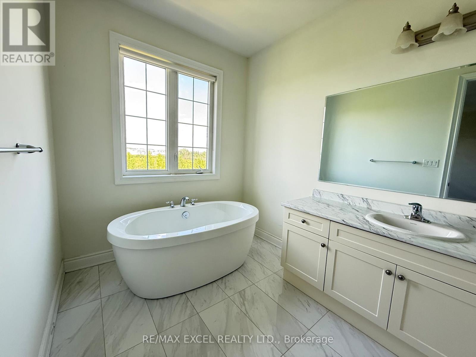 94 Hartney Drive, Richmond Hill, Ontario  L4S 0K6 - Photo 8 - N12334637