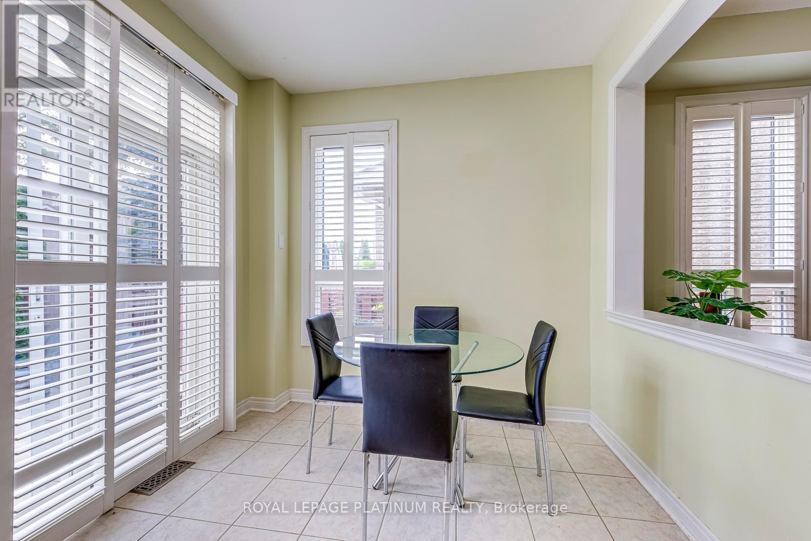 5644 Longboat Avenue, Mississauga, Ontario  L5M 7E8 - Photo 10 - W12335379