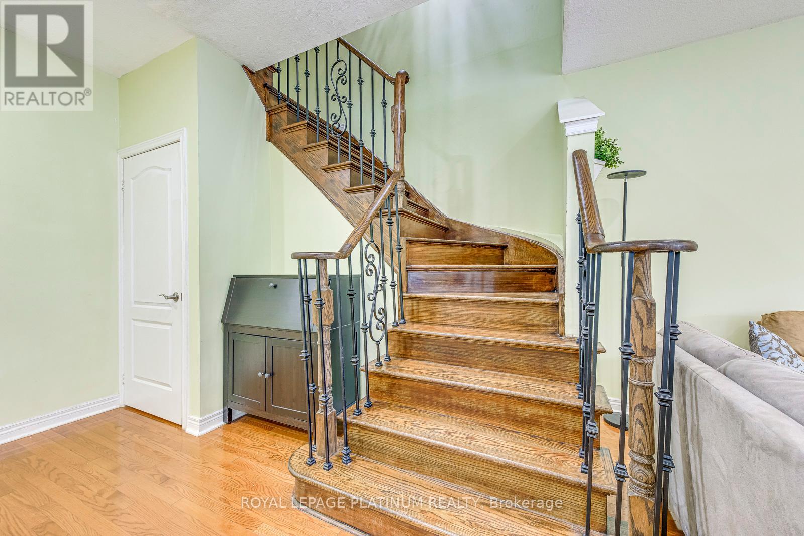 5644 Longboat Avenue, Mississauga, Ontario  L5M 7E8 - Photo 15 - W12335379